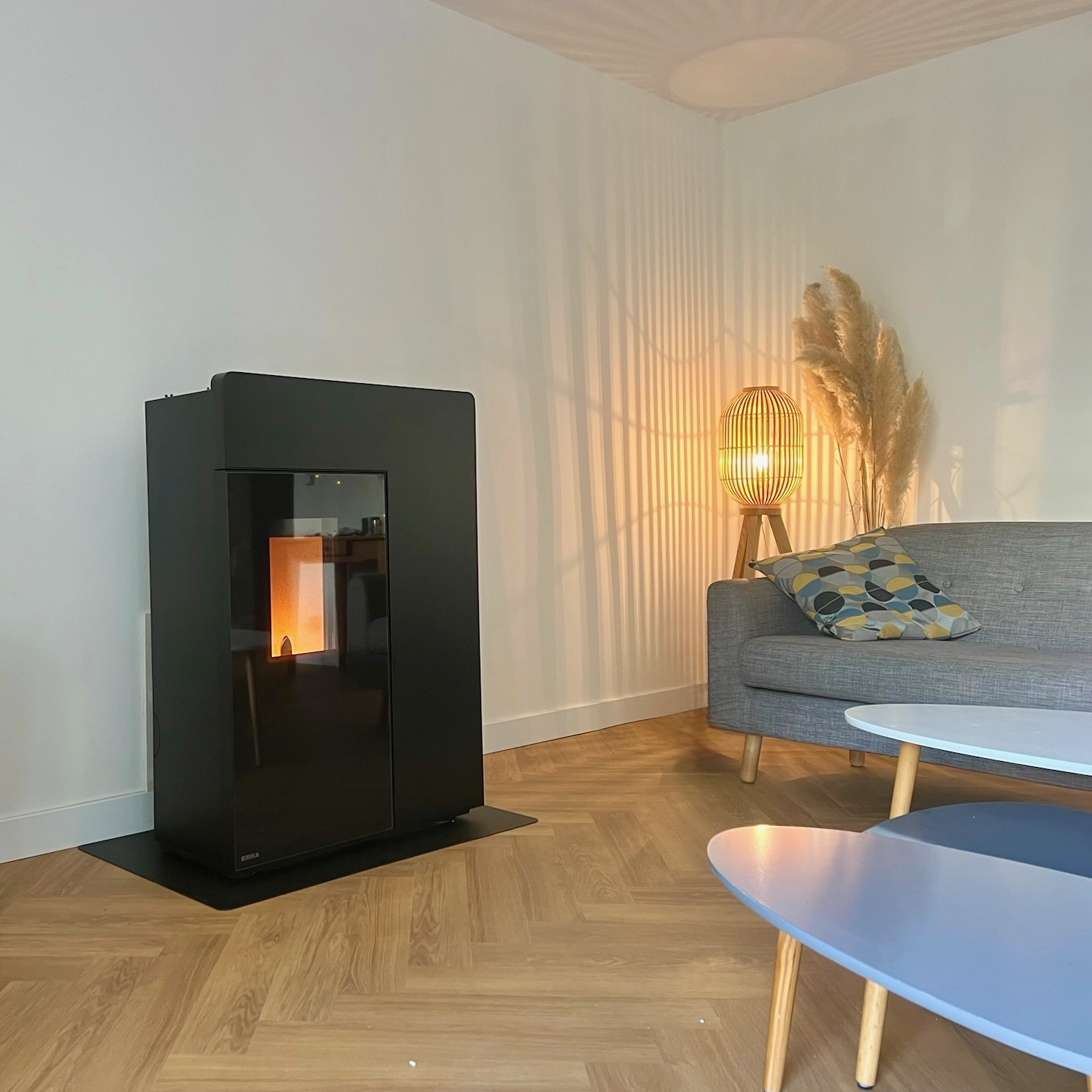 Poêle à pellets Rika Domo en finition noir mat à Caen