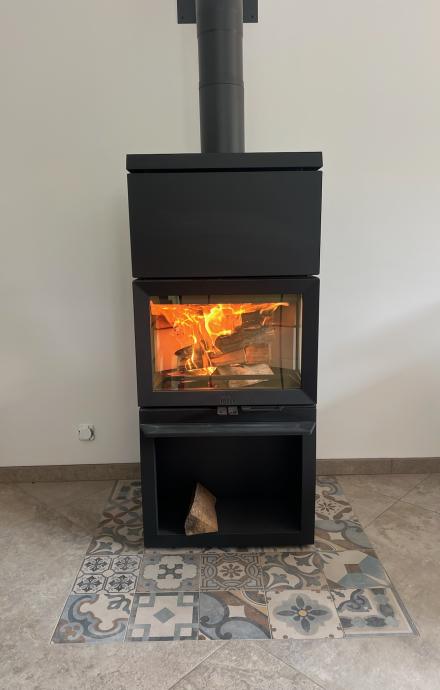 Un poêle à bois Jøtul F520 installé à Merville-Franceville