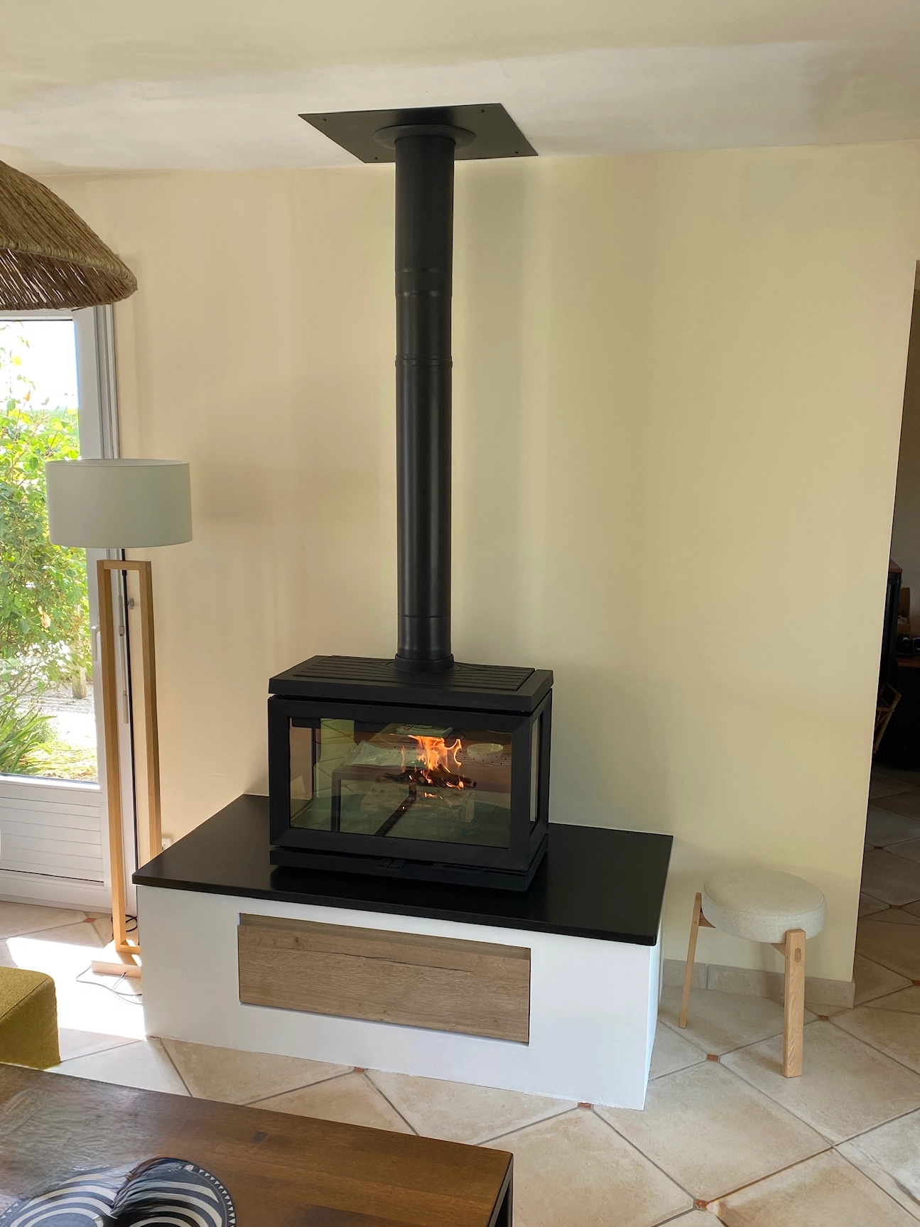 Poêle à bois Jotul F620 sur banquette en granit à Douvres-la-Délivrande