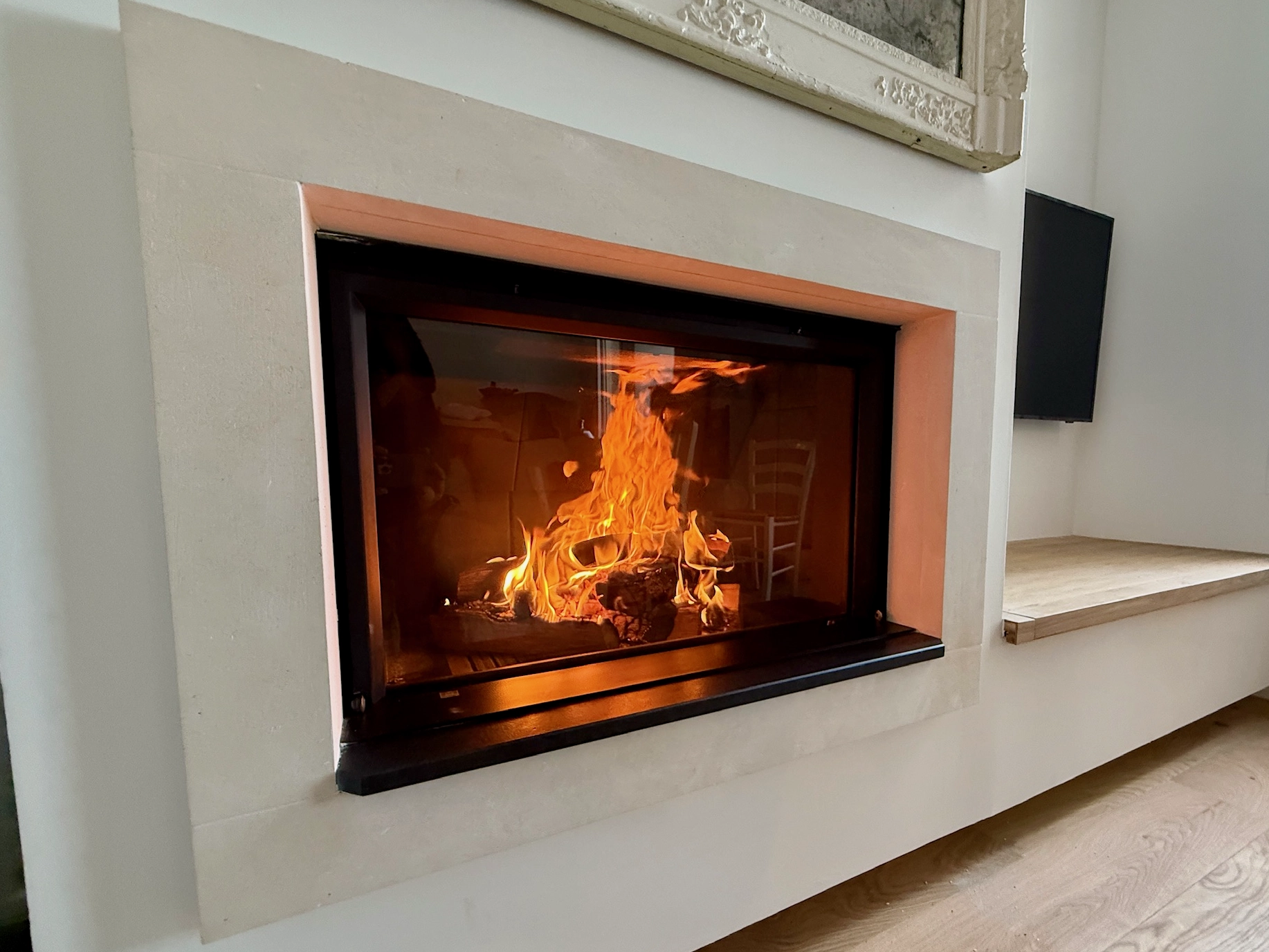 Pose d’une cheminée bois M-Design avec cadre en pierre de pays à Saint-Aubin-sur-Mer