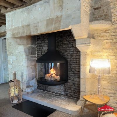 Aménagement d’une cheminée murale avec un foyer à bois fermé à Caen, Calvados