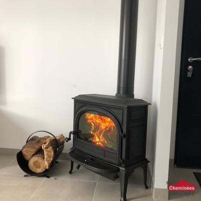 Réalisation d’un poêle Jotul F400SE noir à bois-bûche à Secqueville