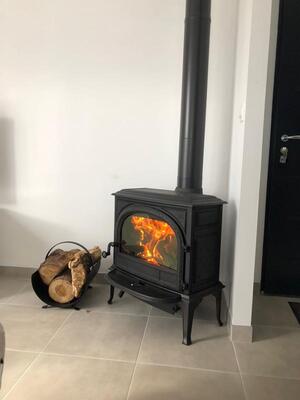 Réalisation d’un poêle Jotul F400SE noir à bois-bûche à Secqueville