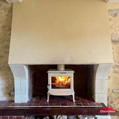 Intégration d’un poêle F100 de Jotul dans une cheminée traditionnelle à Commes, Normandie