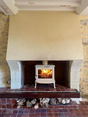 Intégration d’un poêle F100 de Jotul dans une cheminée traditionnelle à Commes, Normandie