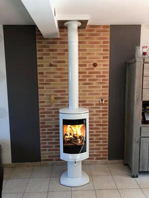 Réalisation d’un poêle Jotul F373 à bois-bûche à Saint Aubin sur mer. 