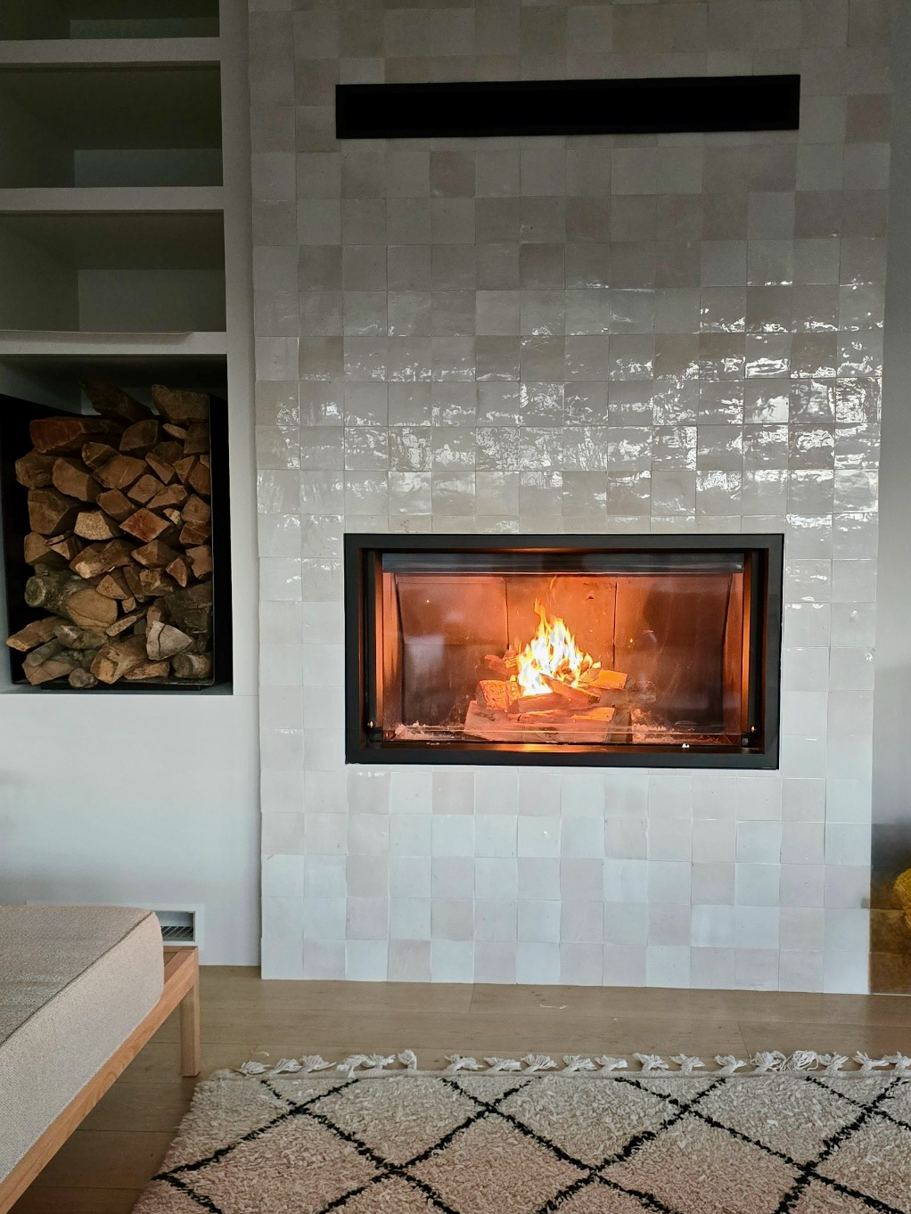 Pose d’une cheminée bois M-Design avec habillage en zellige à ...
