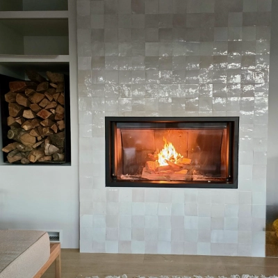 Pose d’une cheminée bois M-Design avec habillage en zellige à Benerville