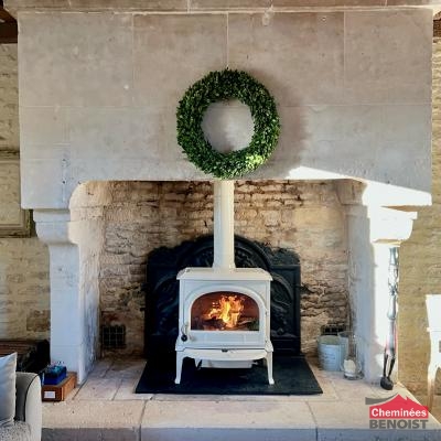 Pose d’un poêle à bois F400 de Jotul à Rots, près de Caen