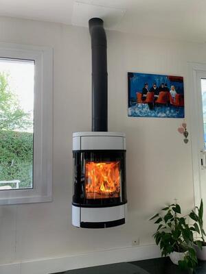 Instalaltion d'un poêle à bois-bûche Scan 68 suspendu à Saint Contest