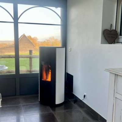  Installation d’un poêle à granulés au design arrondi Rika à Magny-le-Freule