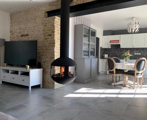 Réalisation d’une cheminée Agora Focus 630 à bois-bûche à Hermanville