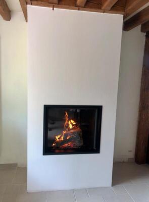 Aménagement d'une cheminée à bois-bûche M design Argento 900V au Mesnil Guillaume