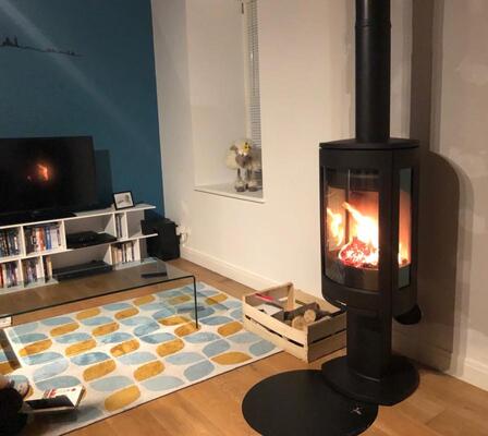 Réalisation d’un poêle Jotul F373 noir à bois-bûche à Saint Arnoult