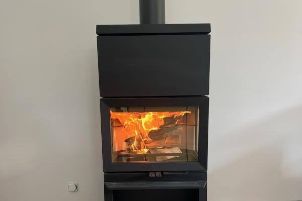 Un poêle à bois Jøtul F520 installé à Merville-Franceville