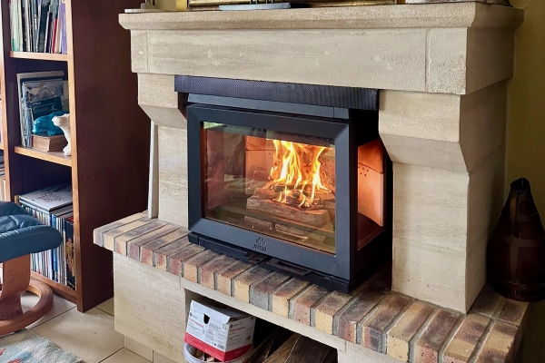 Pose d’un insert bois Jotul dans la côte de nacre.