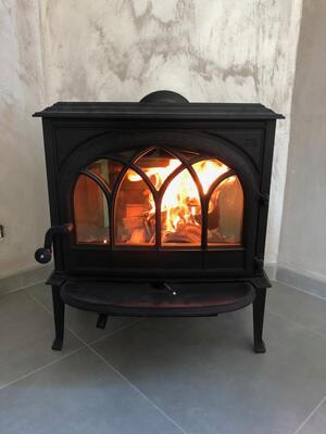 Aménagement d’un poêle à bois Jotul F400 à proximité de Caen