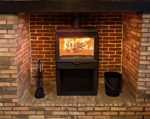 Installation d’un poêle à bois Jotul F520 au cœur du Pays d'Auge