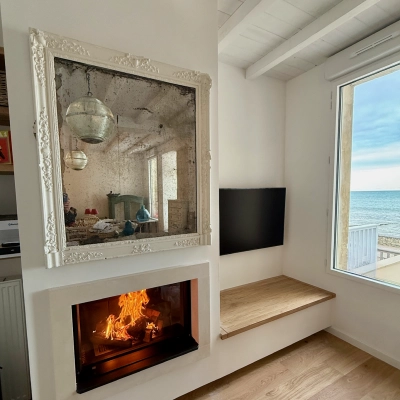 Pose d’une cheminée bois M-Design avec cadre en pierre de pays à Saint-Aubin-sur-Mer