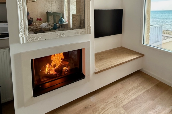 Pose d’une cheminée bois M-Design avec cadre en pierre de pays à Saint-Aubin-sur-Mer