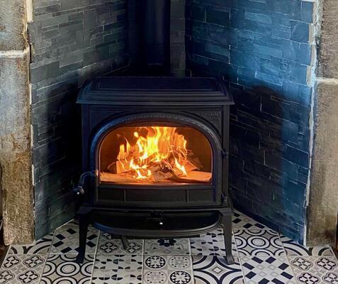 Réalisation à Clécy pour l'installation d'un poêle Jotul F400