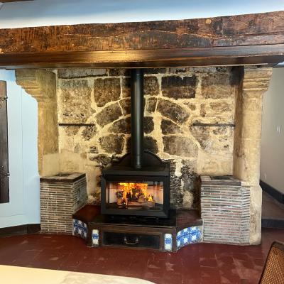 Mise en place d’un poêle à bois Jøtul F620 sur une cheminée à Houlgate