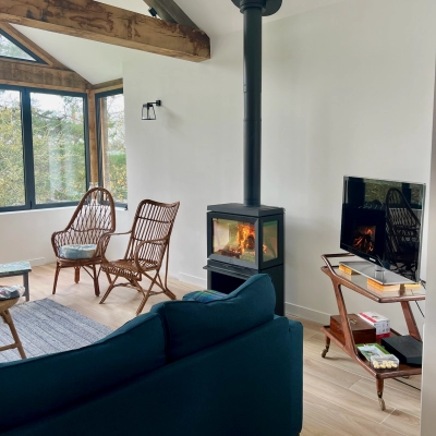 Aménagement d’un poêle à bois Jotul F520 dans le Calvados