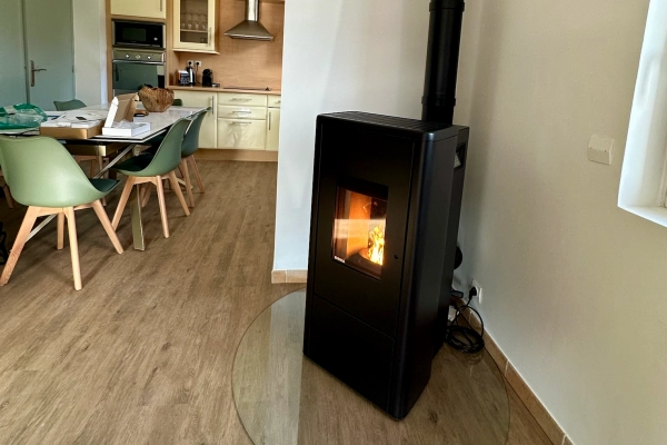 Installation d’un poêle à granulés Livo de chez Rika