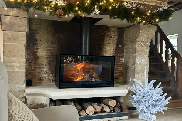 Installation d’un poêle à bois Scan 1007 avec une grande chambre de combustion