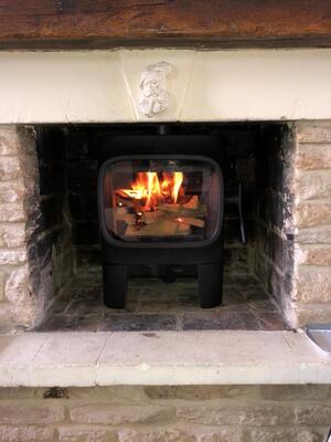 Réalisation d’un poêle à bois Jotul F105SL noir mat dans le Calvados