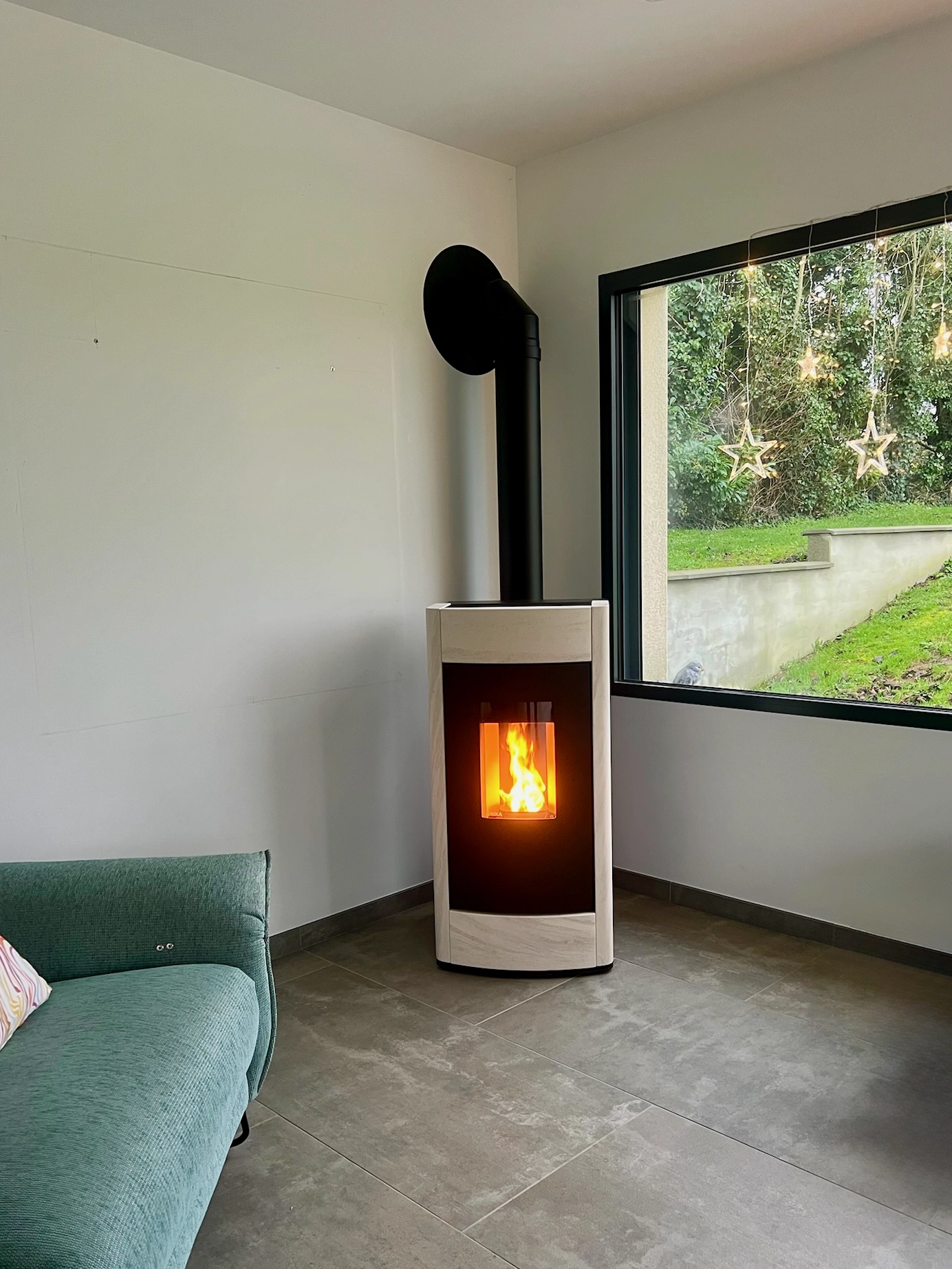 Pose d’un poêle à granulés Rika en pierre blanche à Anctoville