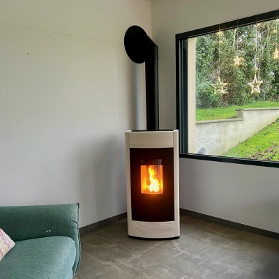 Pose d’un poêle à granulés Rika en pierre blanche à Anctoville