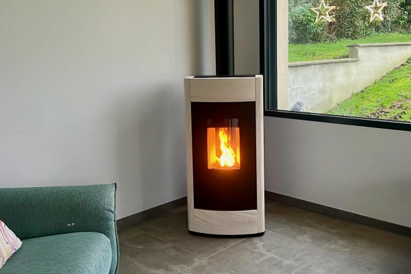 Pose d’un poêle à granulés Rika en pierre blanche à Anctoville